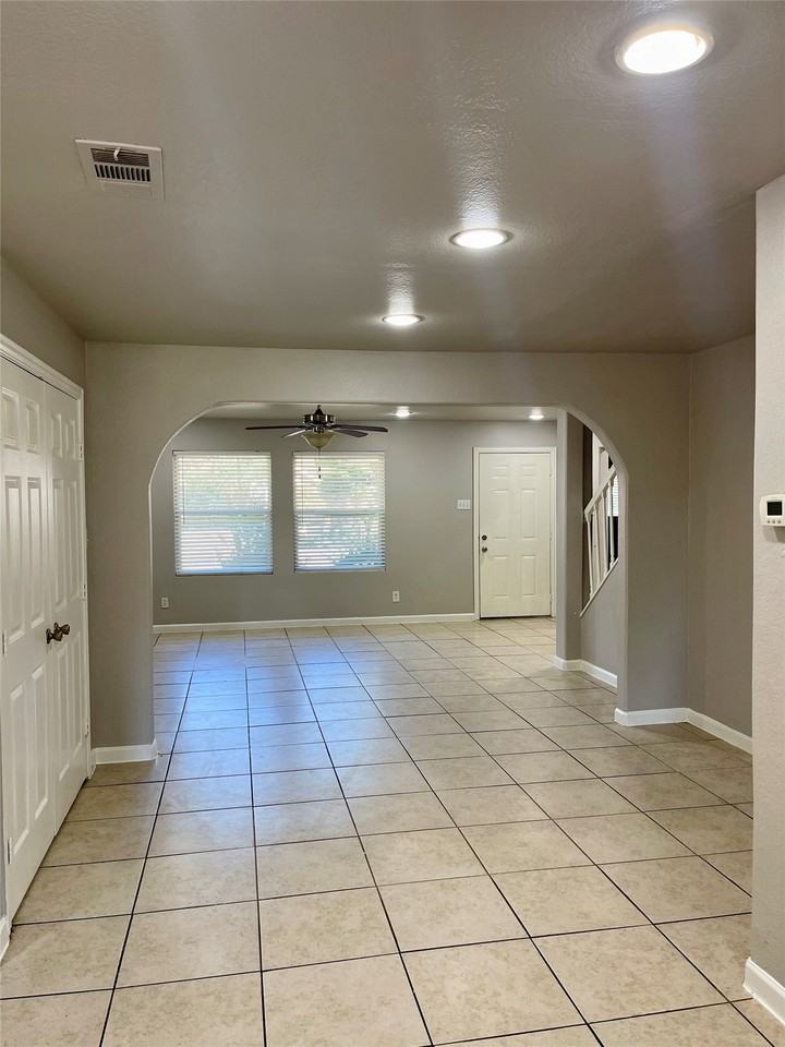 6912 Heritage Ln - Photo 4 of 13