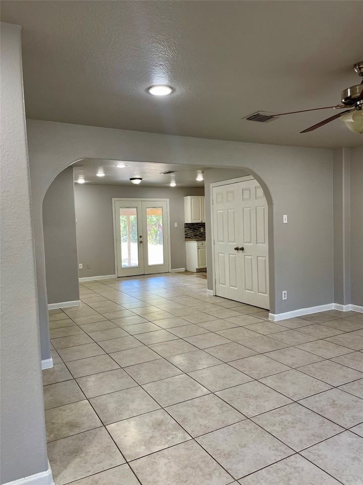 6912 Heritage Ln - Photo 5 of 13