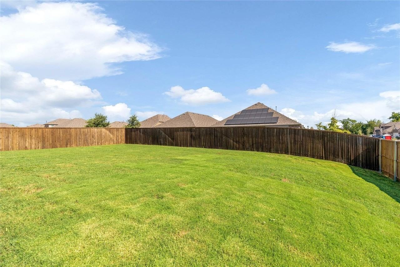 1253 Carinna Dr - Photo 4 of 32