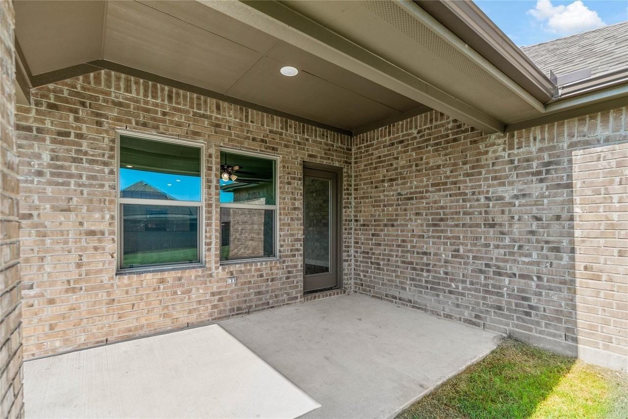 1253 Carinna Dr - Photo 5 of 32
