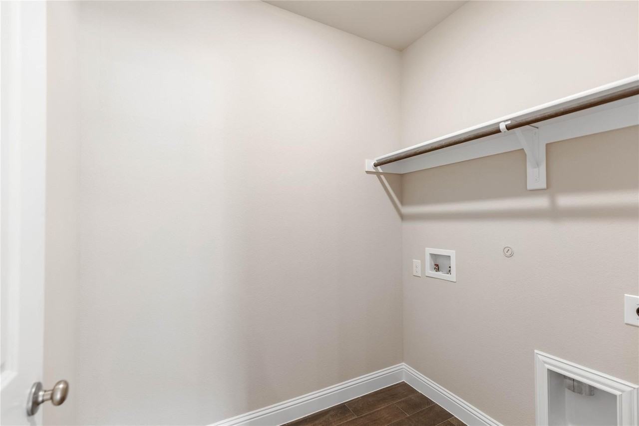 1253 Carinna Dr - Photo 6 of 32