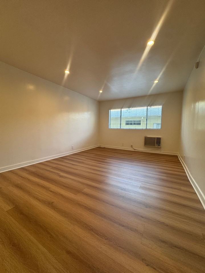 6556 Lamirada Ave - Photo 5 of 10
