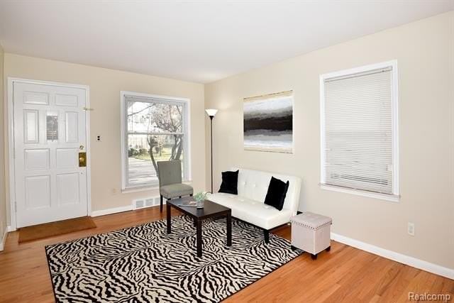 1515 W Farnum Ave - Photo 3 of 21