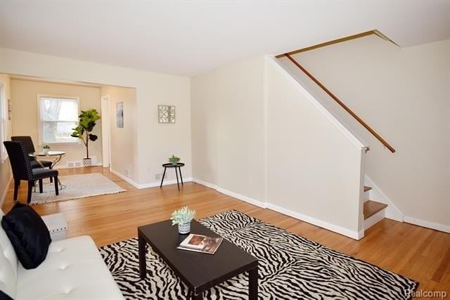 1515 W Farnum Ave - Photo 5 of 21