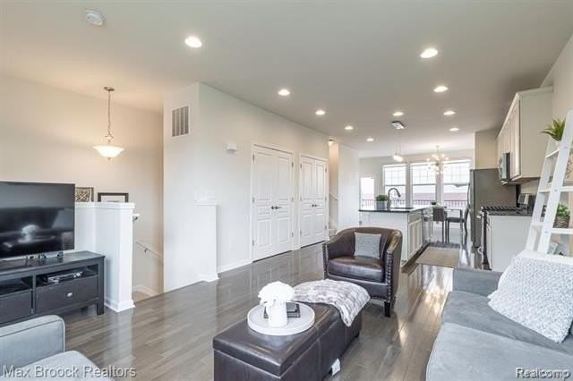 333 Glenhurst Blvd #9 - Photo 3 of 14