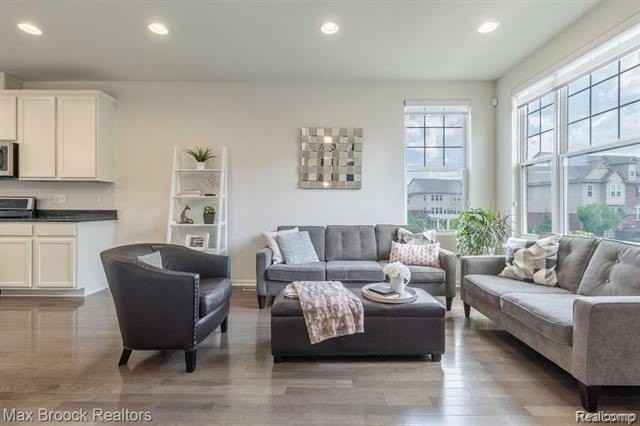 333 Glenhurst Blvd #9 - Photo 4 of 14