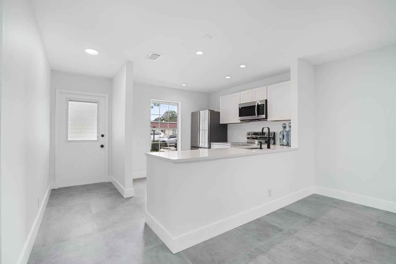 737 Nantucket Cir #B - Photo 2 of 29