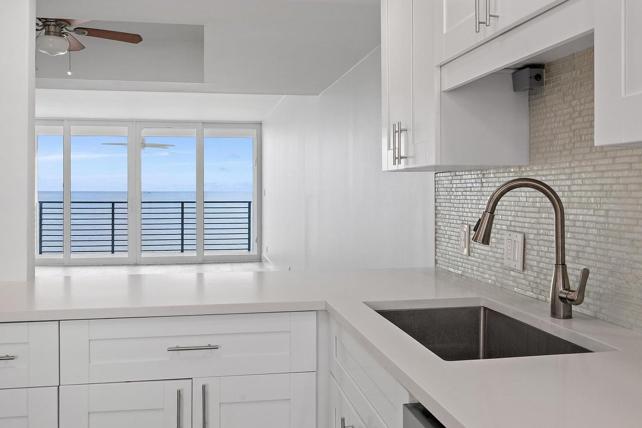 900 Ocean Dr #706 - Photo 5 of 27