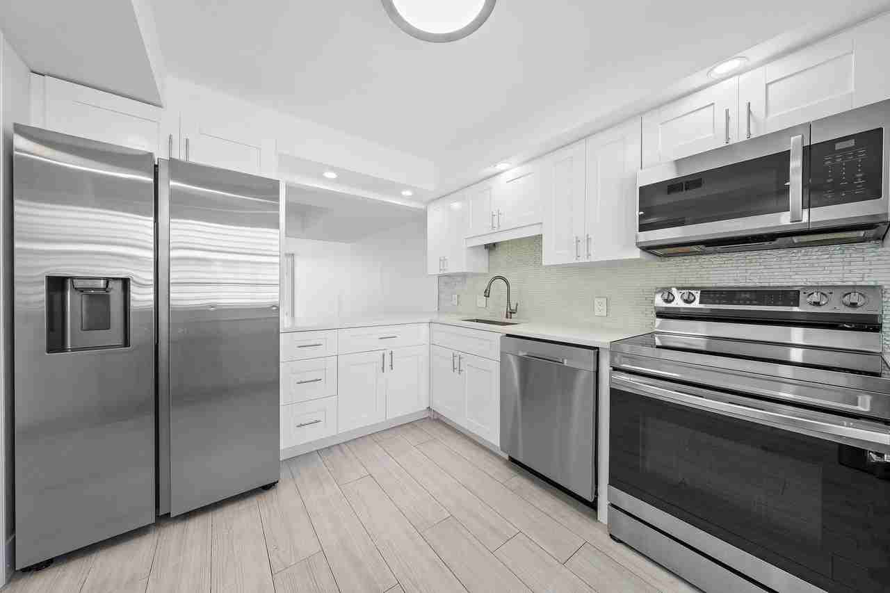 900 Ocean Dr #706 - Photo 6 of 27