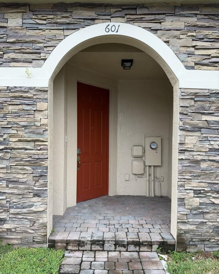 601 Se 32nd Ter - Photo 2 of 43