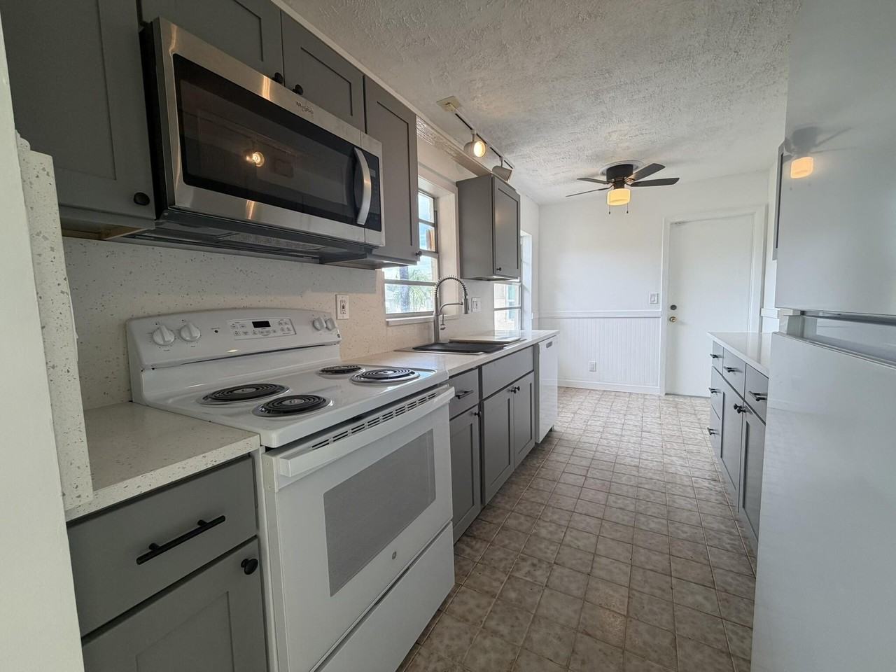 7240 Pine Forest Cir - Photo 7 of 22
