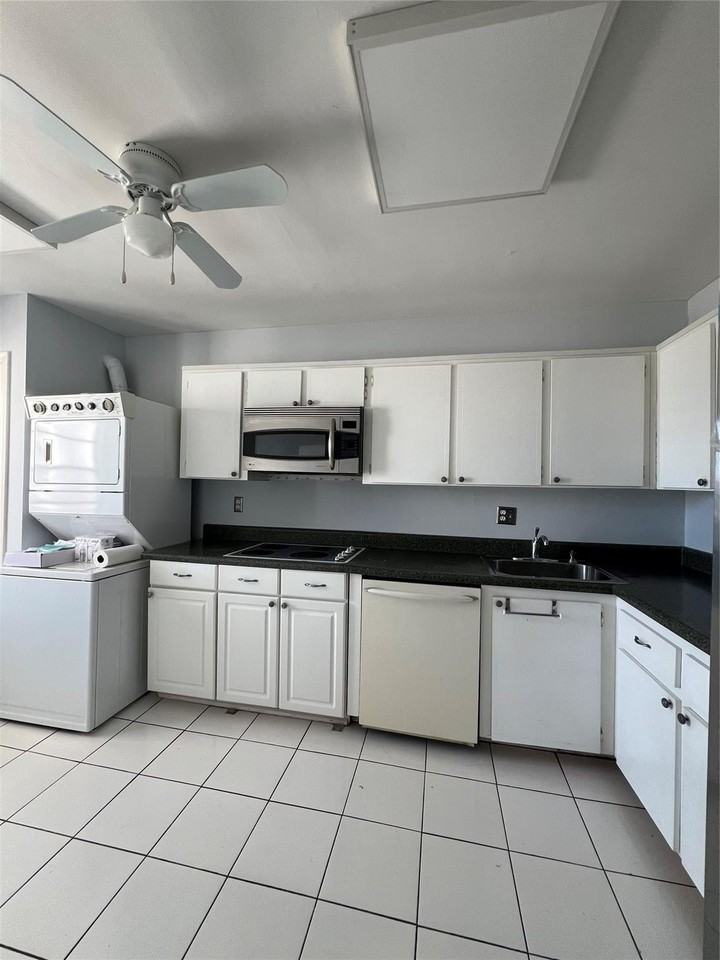 3100 Ne 48th St #805 - Photo 4 of 49