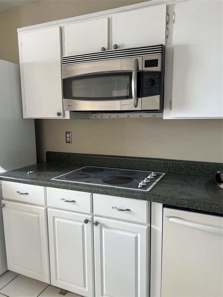 3100 Ne 48th St #805 - Photo 5 of 49