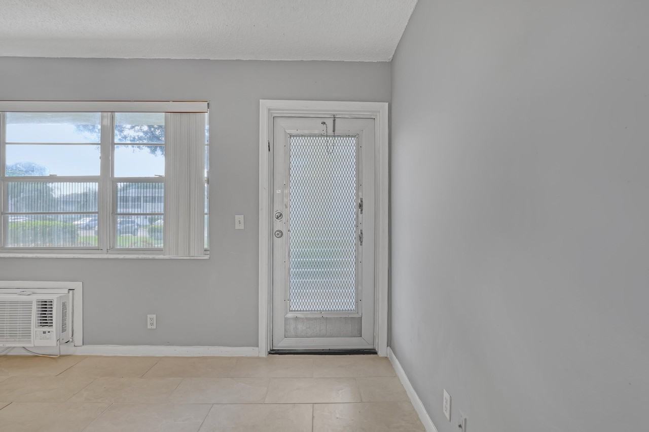 312 Camden N - Photo 4 of 19