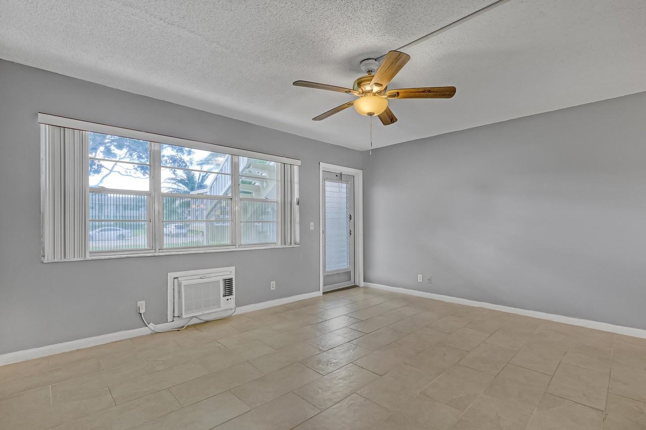 312 Camden N - Photo 7 of 19