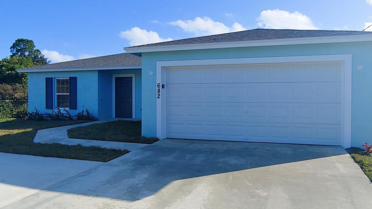 682 Sw Paar Dr - Photo 2 of 18