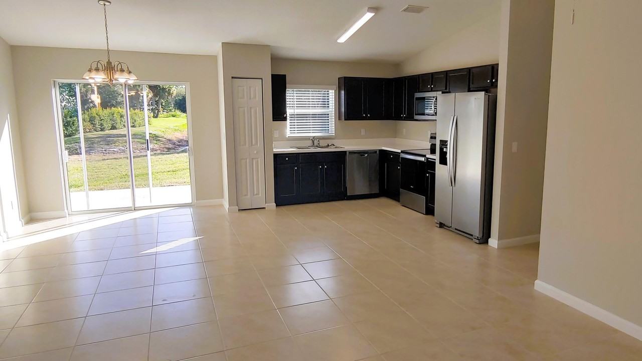 682 Sw Paar Dr - Photo 4 of 18