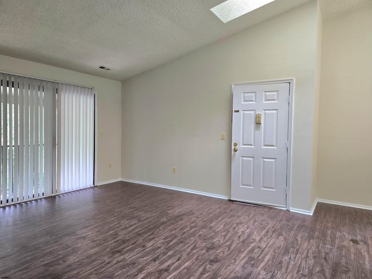 48 Colonial Ct #48 - Photo 2 of 11