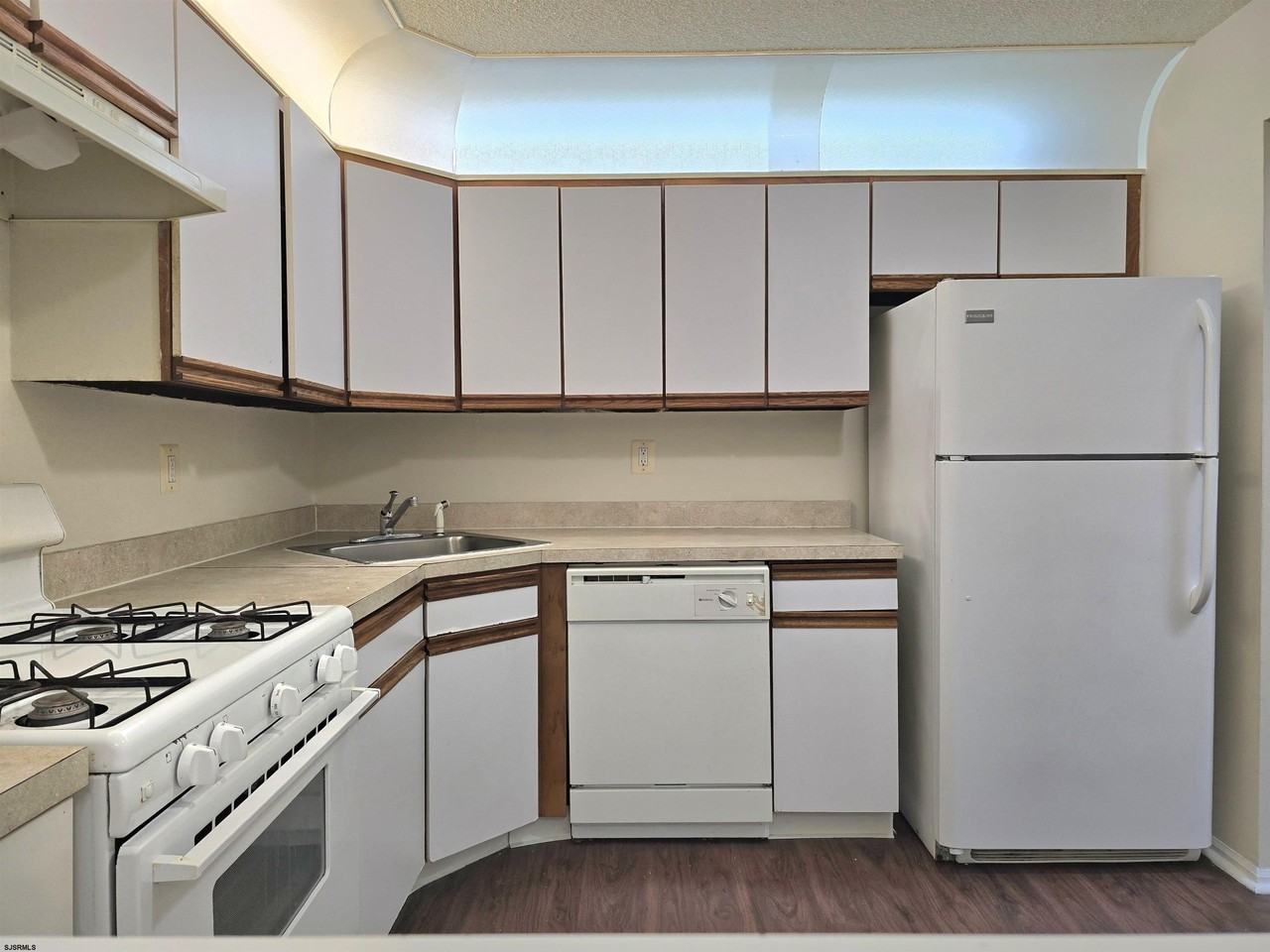 48 Colonial Ct #48 - Photo 4 of 11