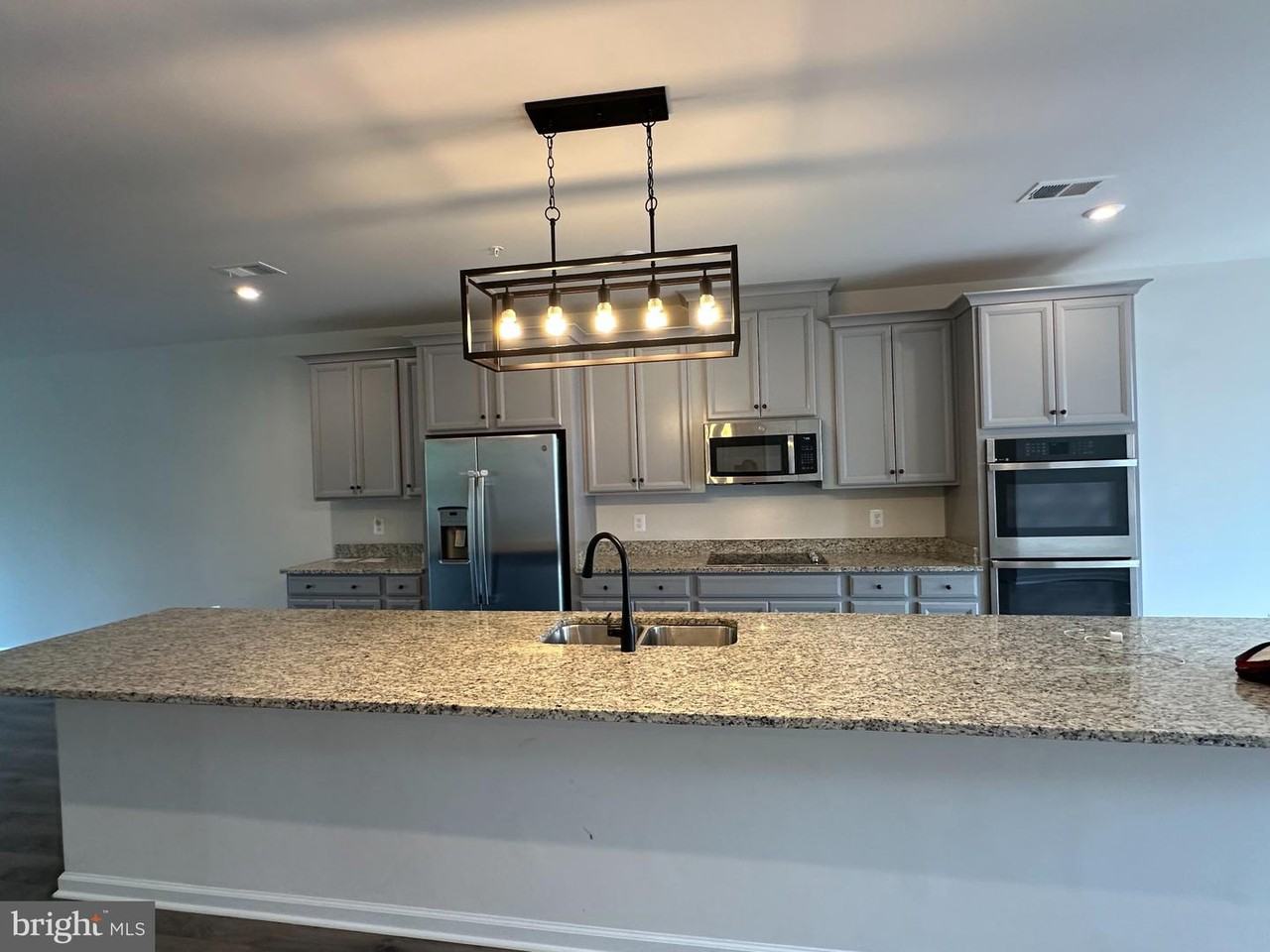 10410 John Glenn St - Photo 5 of 7