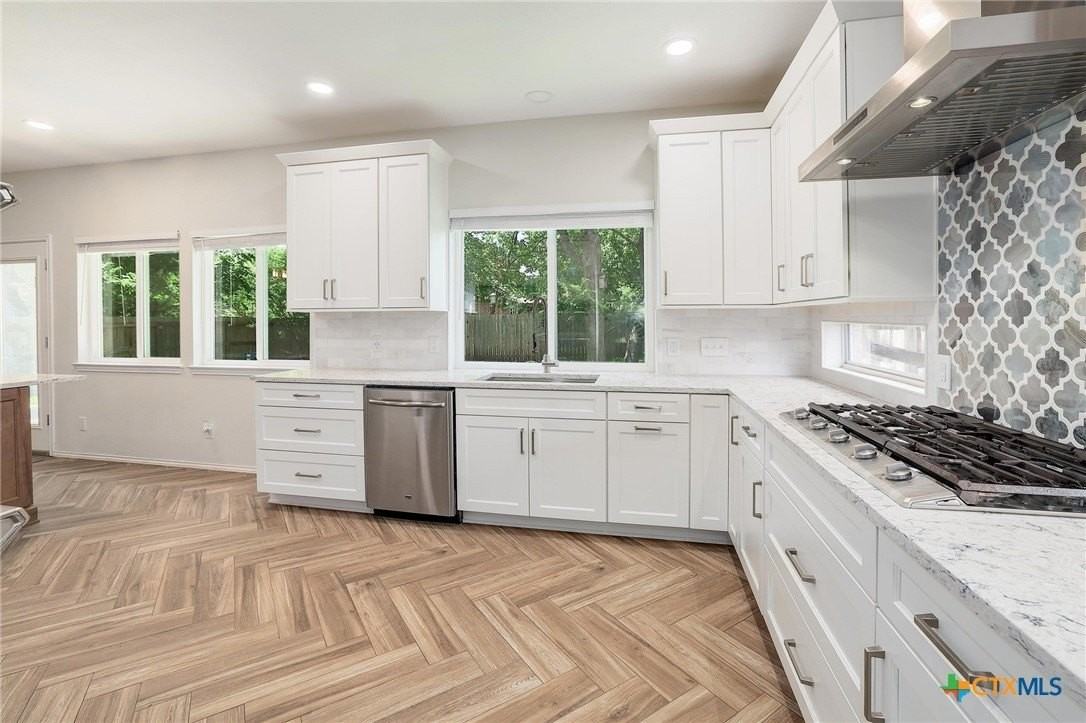 703 Ivy Ct - Photo 4 of 41