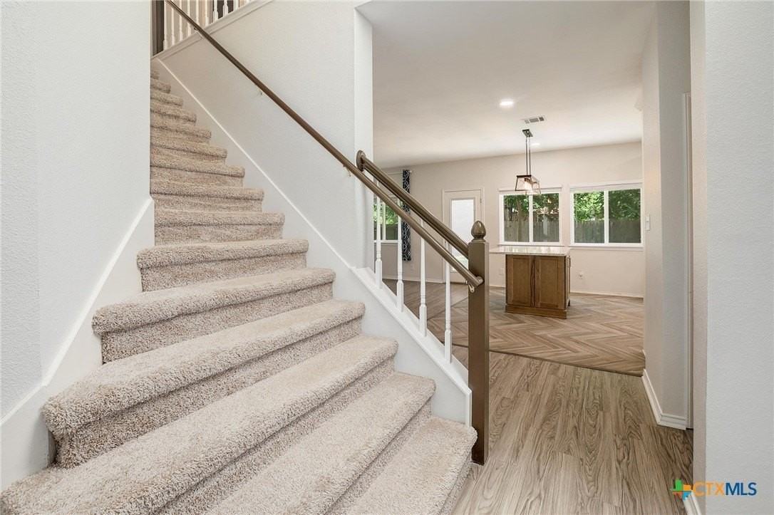 703 Ivy Ct - Photo 6 of 41