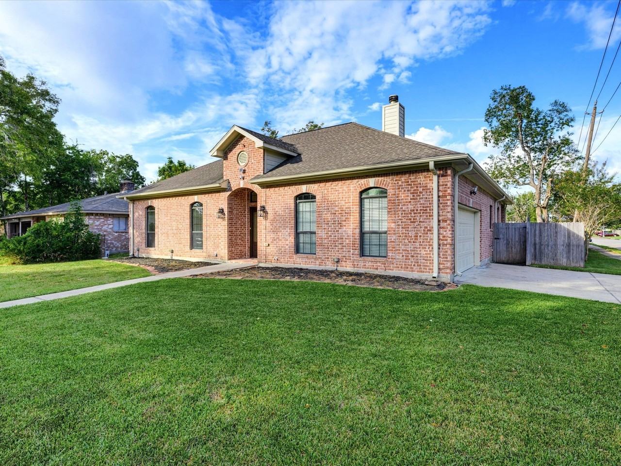 16739 Barcelona Dr - Photo 3 of 30