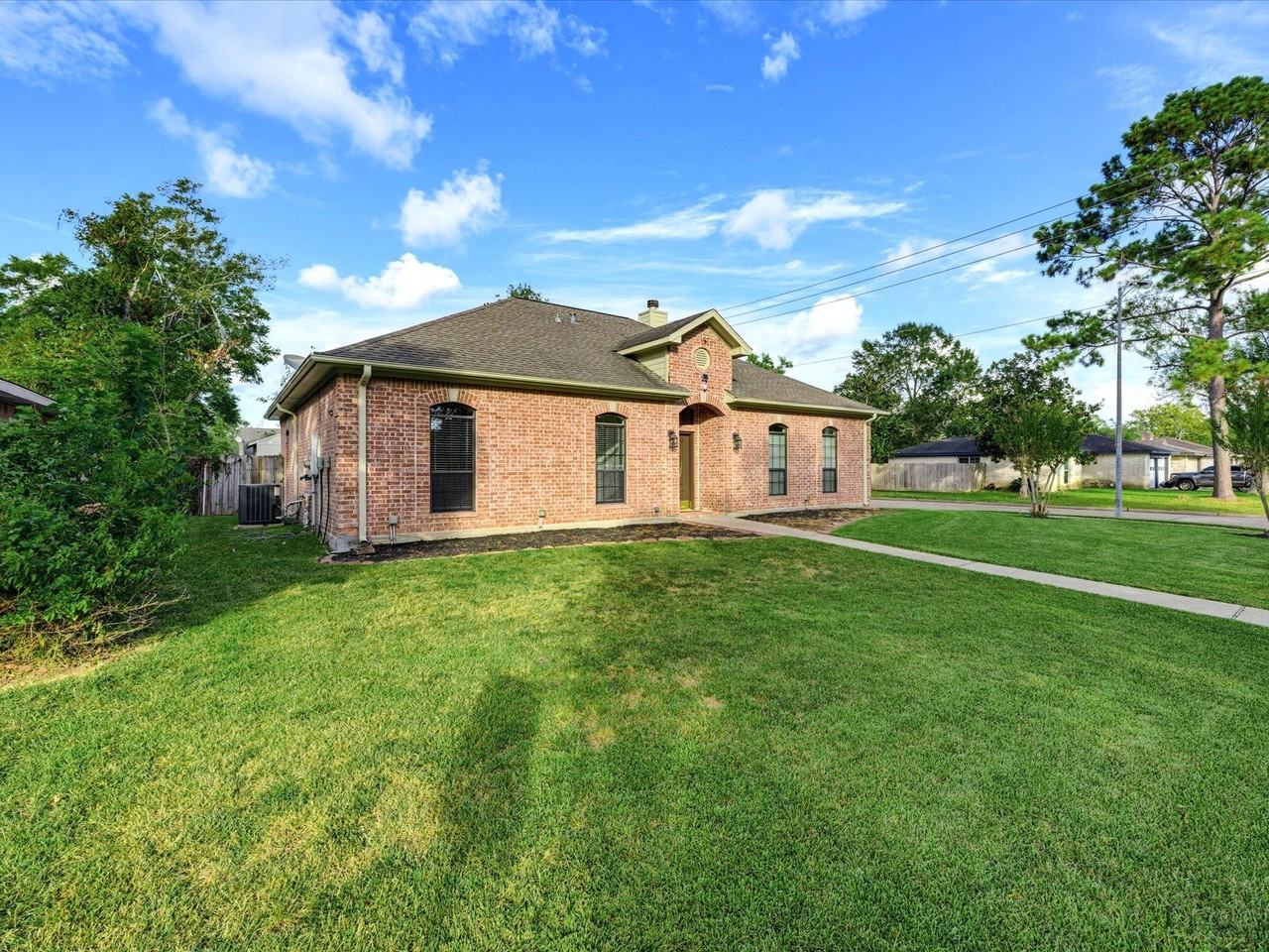 16739 Barcelona Dr - Photo 4 of 30