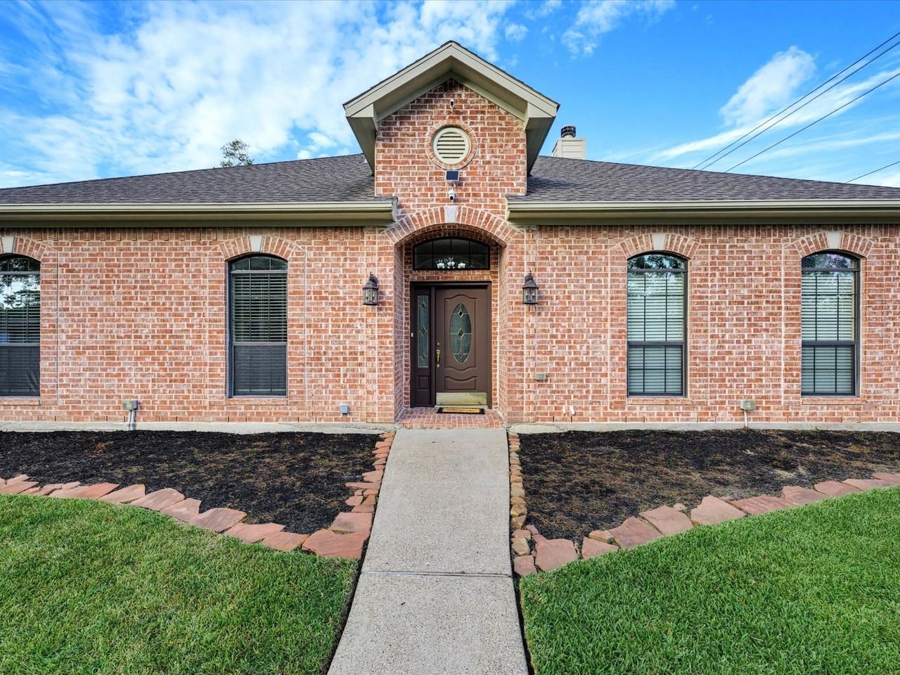 16739 Barcelona Dr - Photo 5 of 30