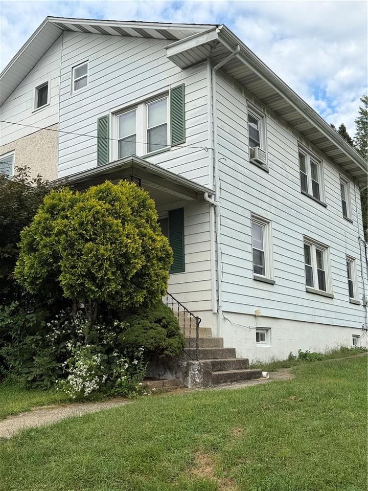 1906 3rd St - Photo 4 of 23