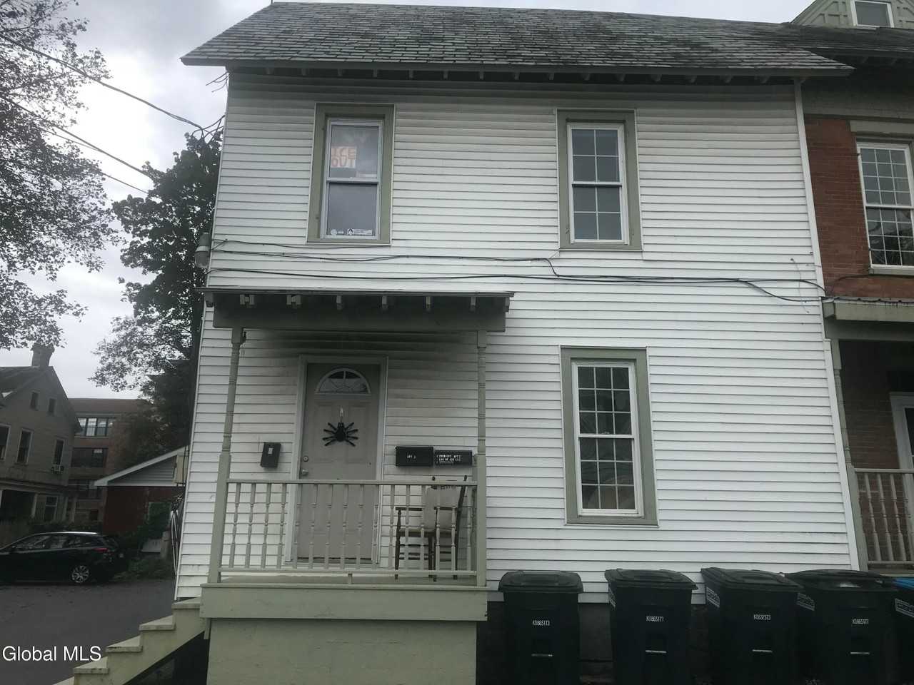 441 Glen St - Photo 2 of 12