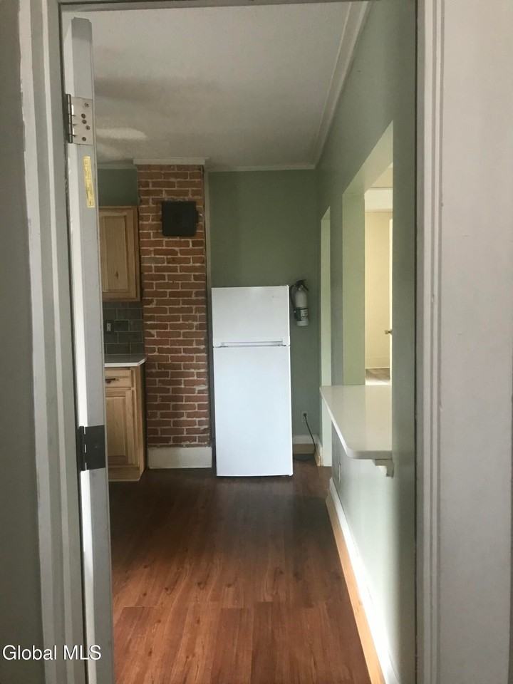 441 Glen St - Photo 3 of 12