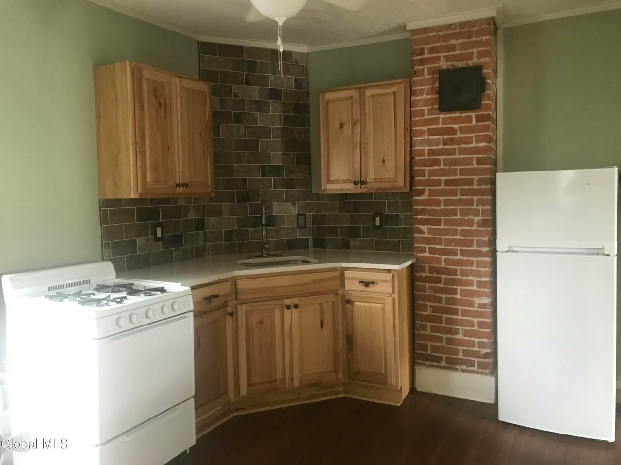 441 Glen St - Photo 4 of 12