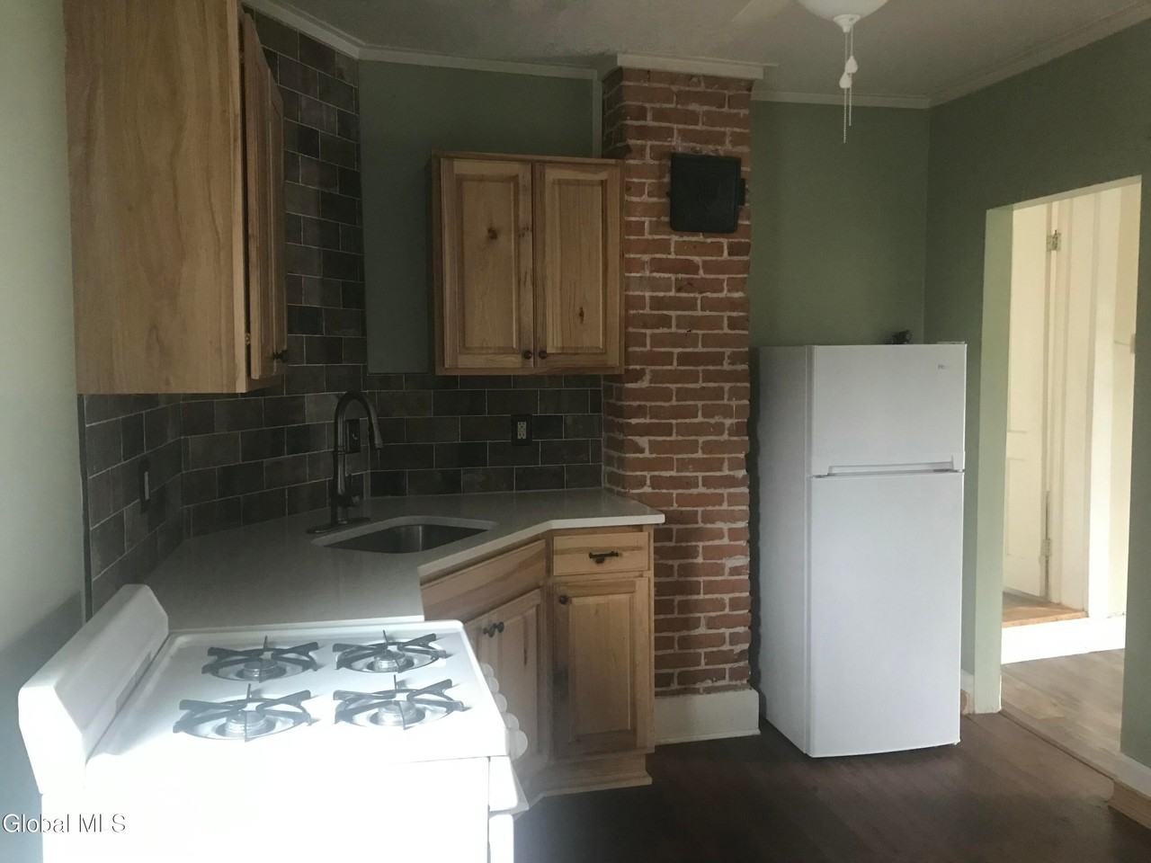 441 Glen St - Photo 5 of 12