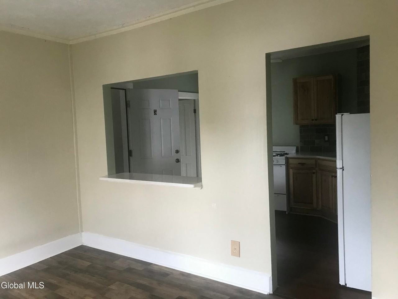 441 Glen St - Photo 6 of 12