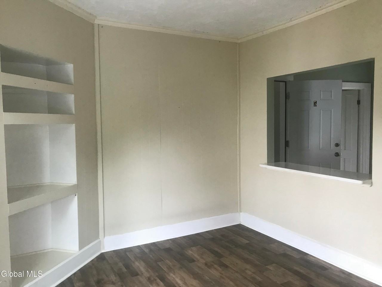 441 Glen St - Photo 7 of 12