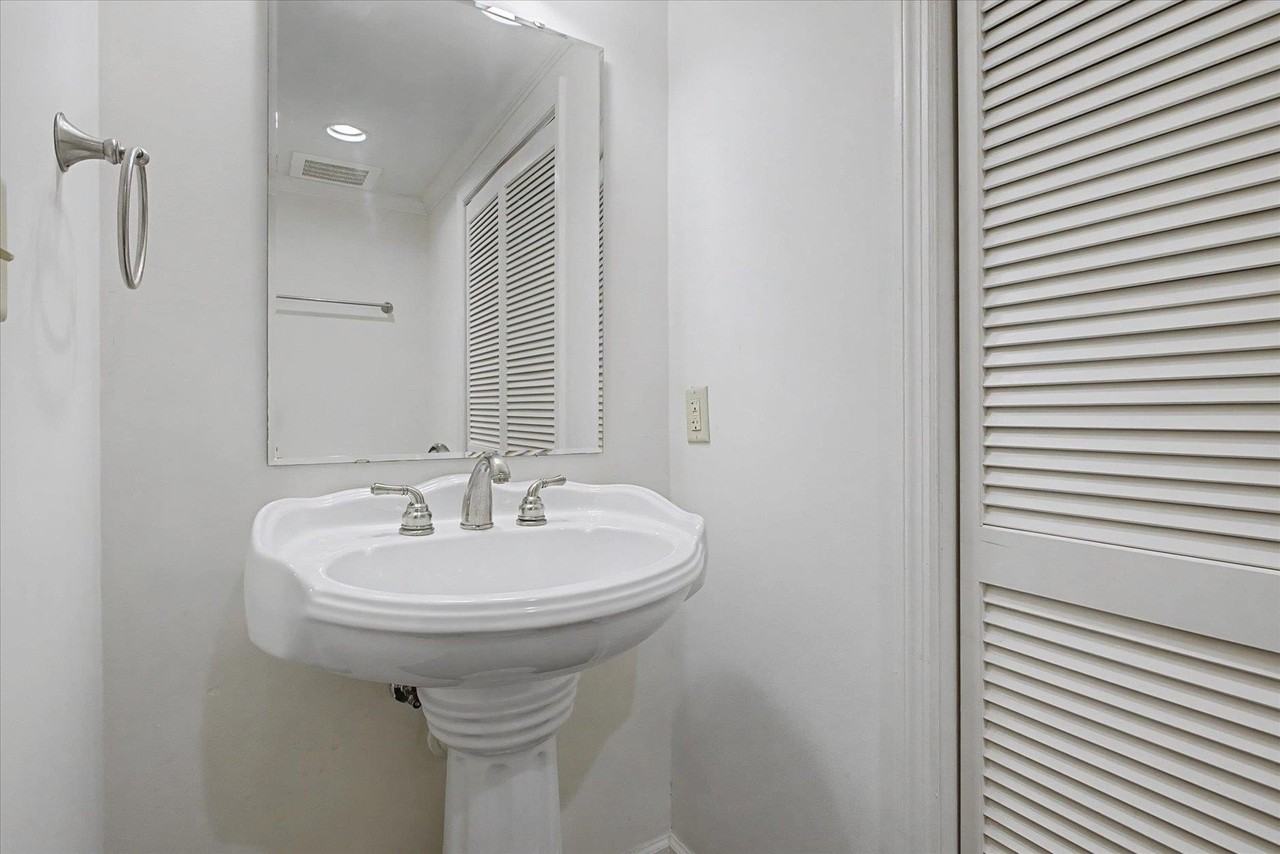 121 N Monroe St #1206 - Photo 5 of 26