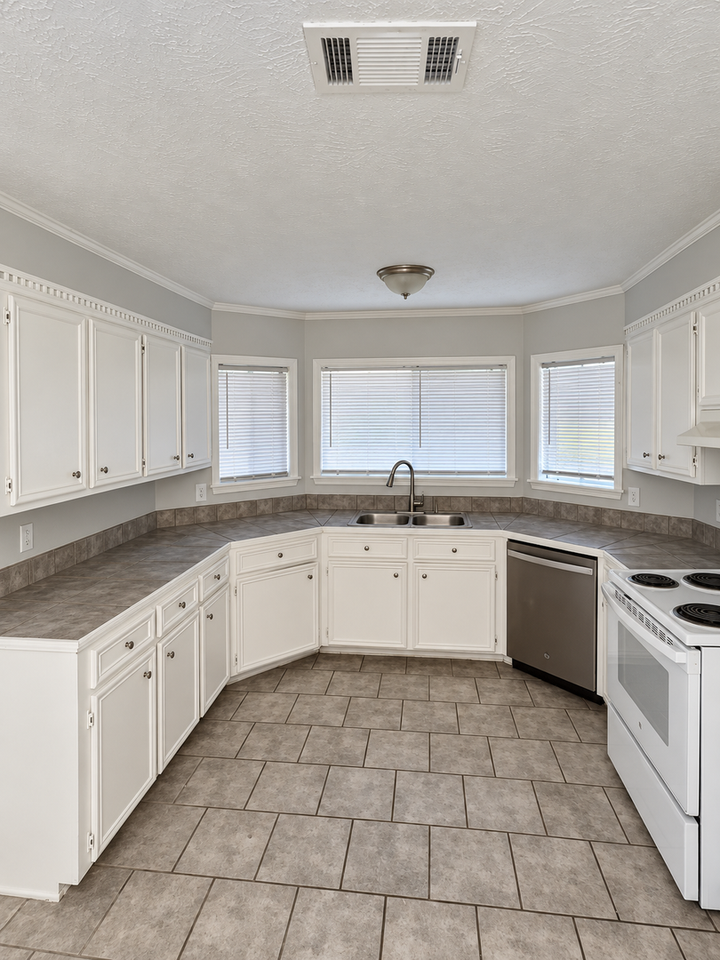 1426 Tracewood Dr - Photo 3 of 14