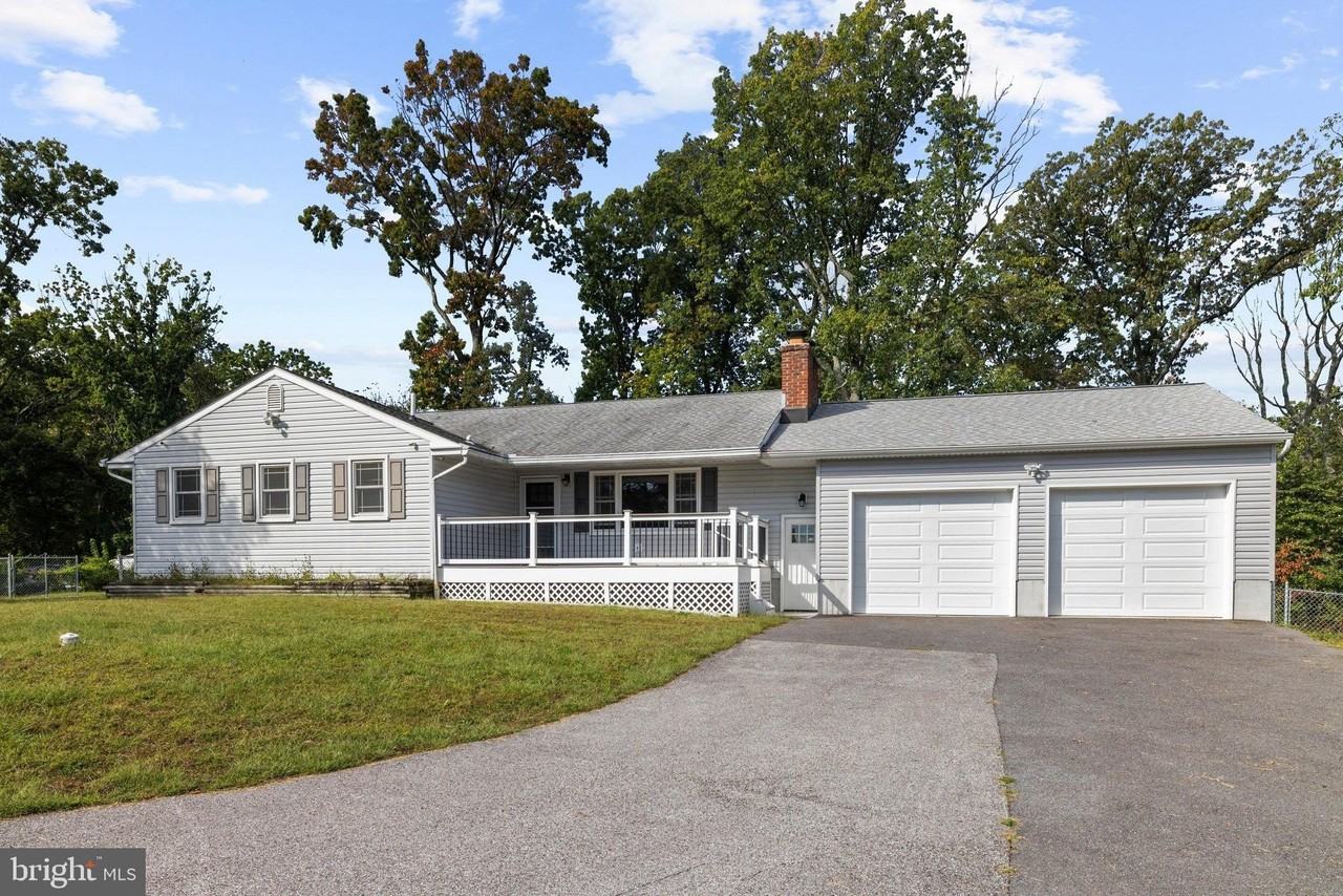 7718 Suitt Dr - Photo 2 of 35