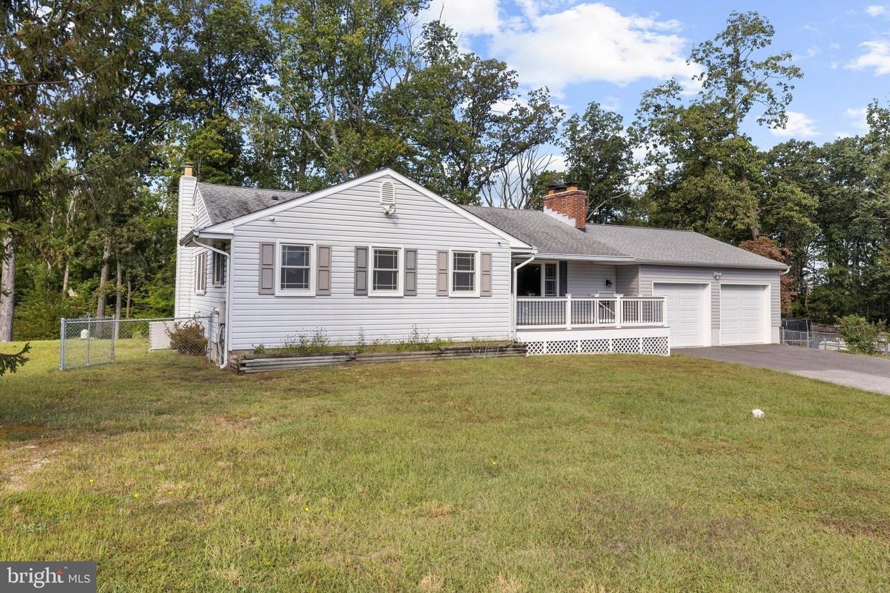 7718 Suitt Dr - Photo 3 of 35