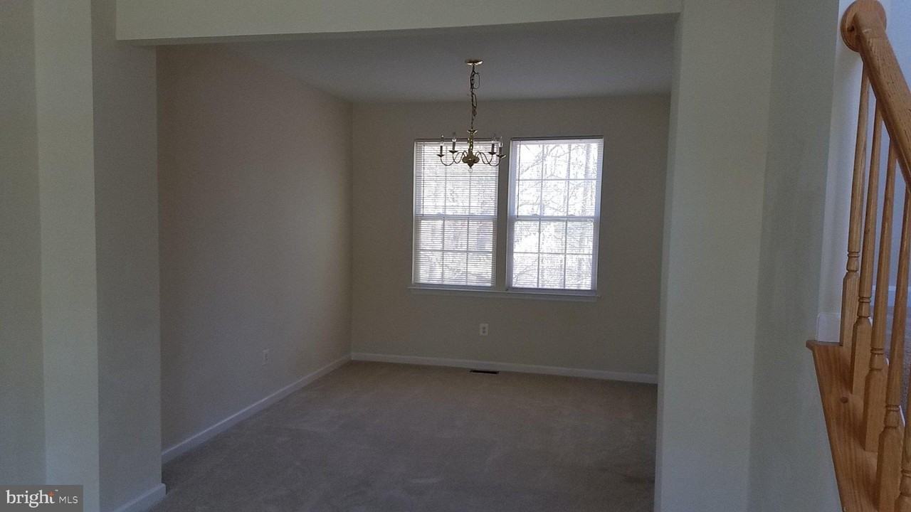 212 Patriots Way - Photo 5 of 32
