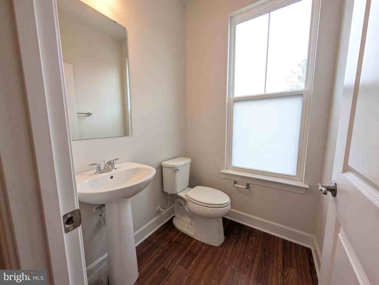 3511 Carnaby St - Photo 7 of 21