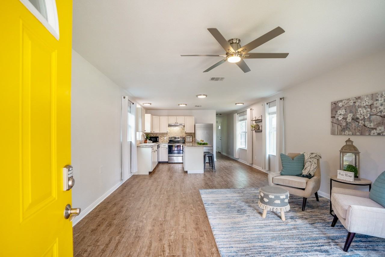 306 Foster St - Photo 4 of 44