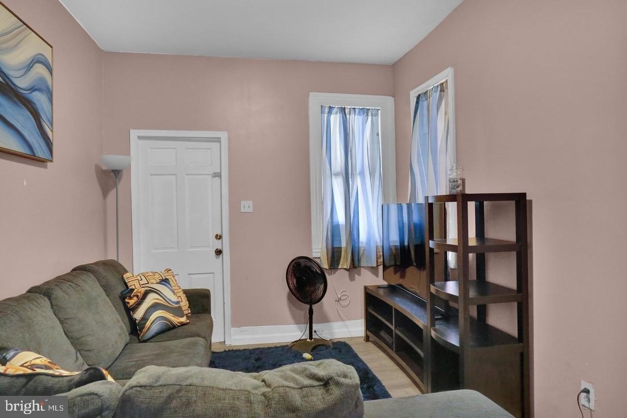 833 Green St - Photo 4 of 18