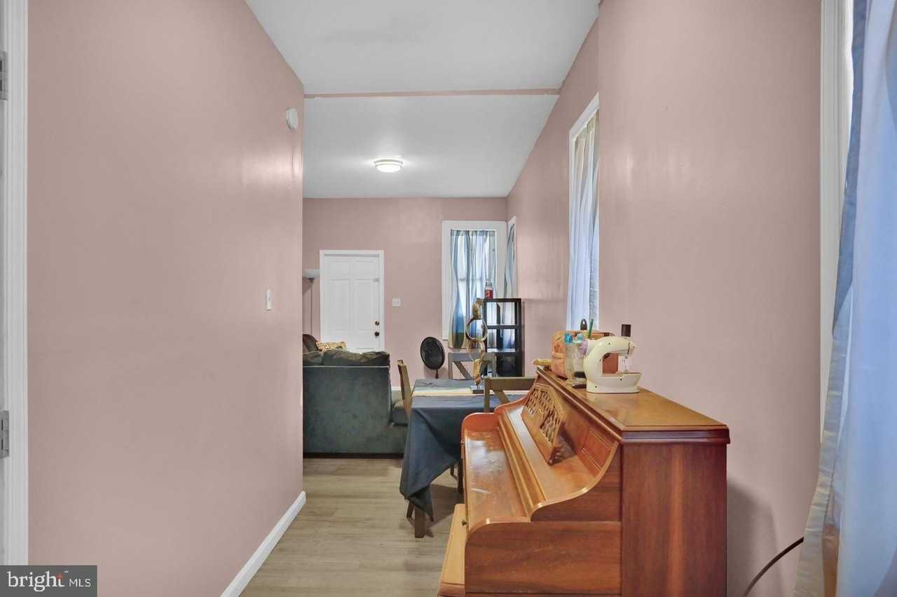833 Green St - Photo 5 of 18