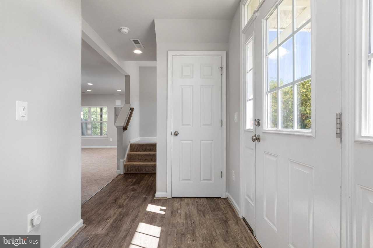 100 Splendor Garden Way - Photo 3 of 32