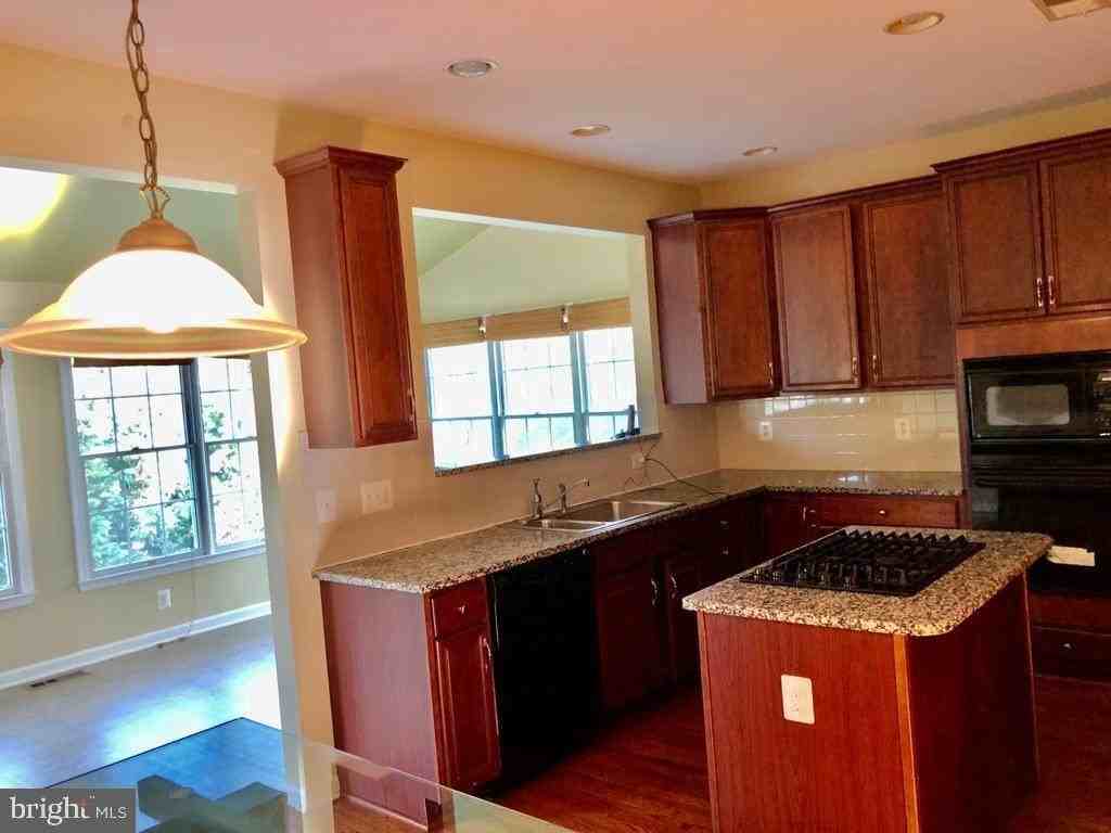 20084 Boxwood Pl - Photo 3 of 15