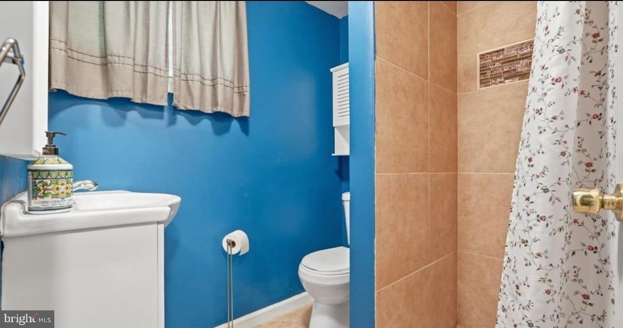 5633 Roundtree Dr - Photo 5 of 28