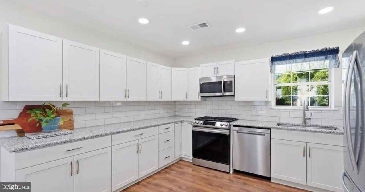 5633 Roundtree Dr - Photo 3 of 21