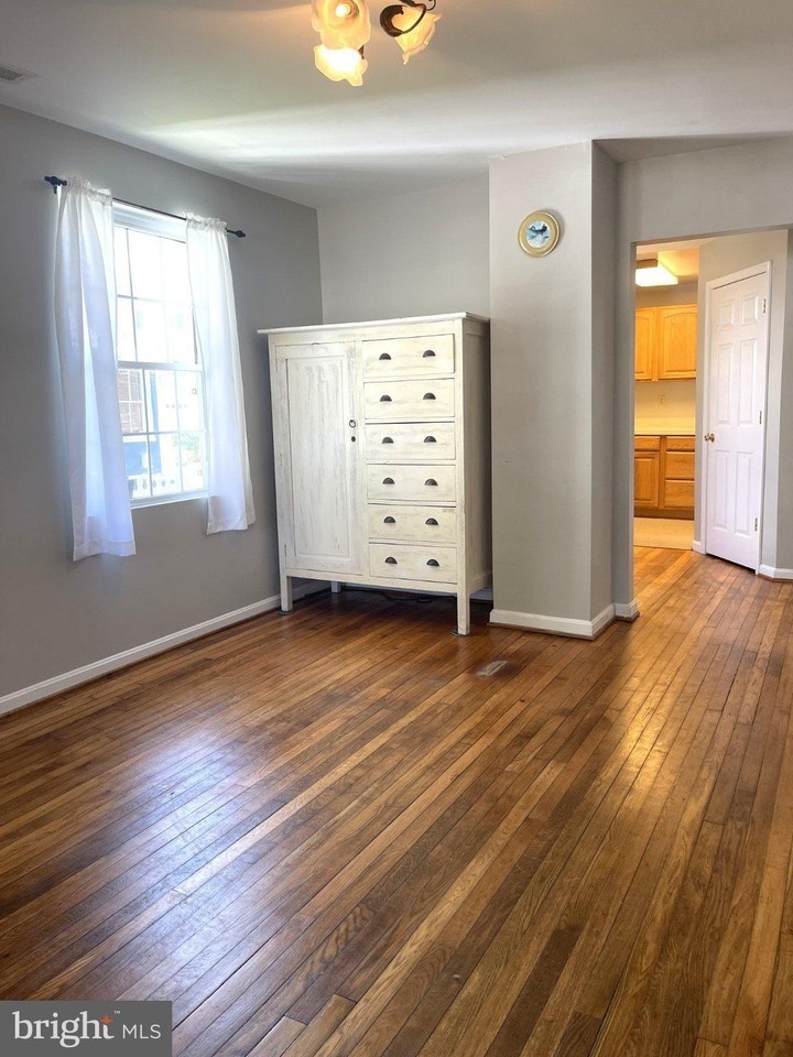 404 Livingstone St - Photo 6 of 17